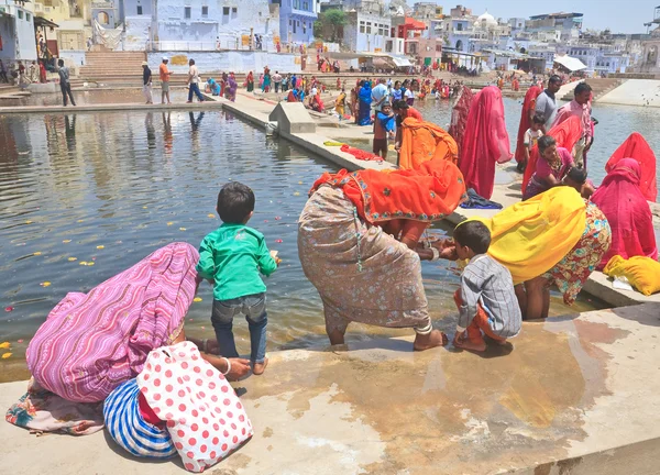 Bagno rituale nel lago sacro di Pushkar. India — Foto Stock