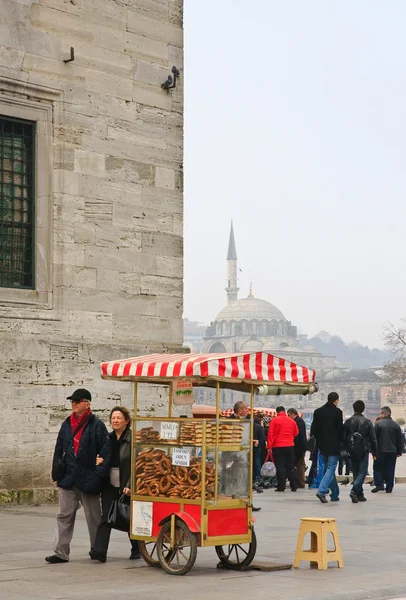 Estambul. Gente alrededor de la nueva mezquita (Yeni Cami ) — Foto de Stock