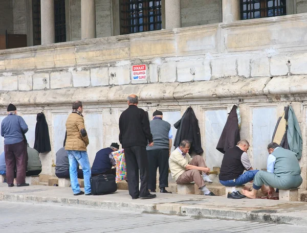 Mężczyzn umyć nogi przed wejściem nowego meczetu (Yeni Camii) — Zdjęcie stockowe