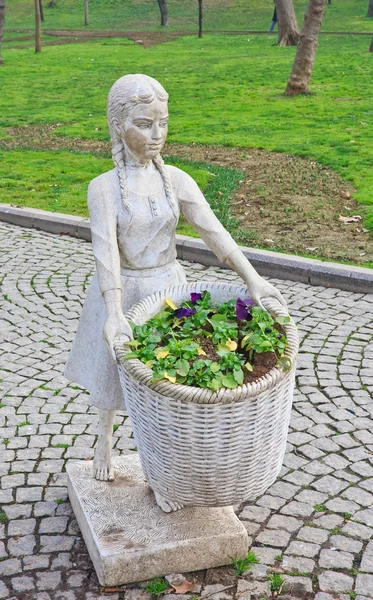 Park sculpture-pot.Gulhane Park in Istanbul, Turkey — Stock Photo, Image