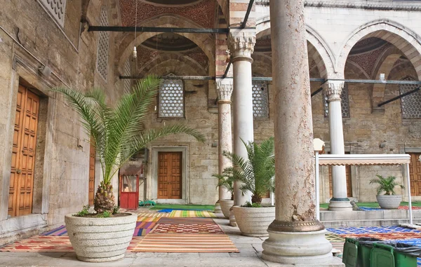 Halaman dalam Masjid Baru (Yeni Cami) istanbu — Stok Foto