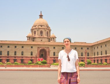 Rajpath sokağındaki bir turist. Hindistan hükümetinin Schüco