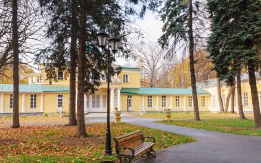 sonbahar parkta eski köşkte