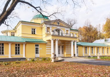 sonbahar parkta eski köşkte