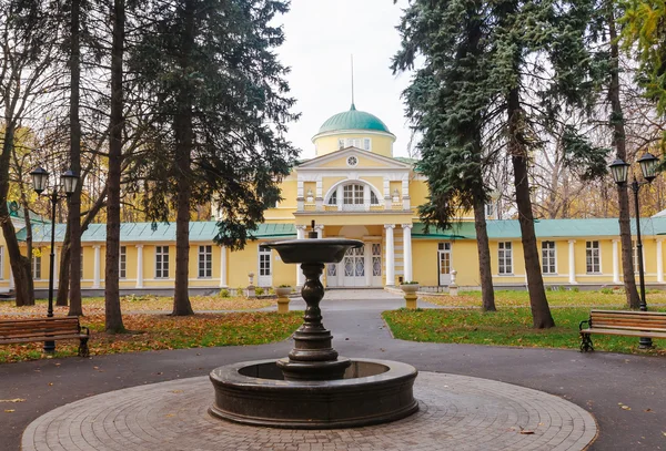 Denna gamla herrgård i parken i höst — Stockfoto