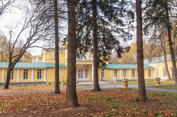 La vieja mansión en el parque en otoño — Foto de Stock
