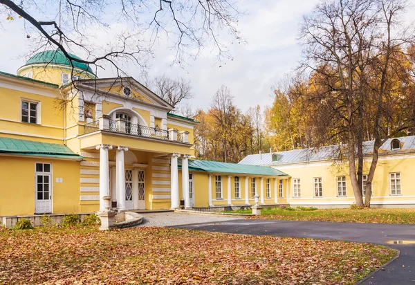 La vieja mansión en el parque en otoño —  Fotos de Stock