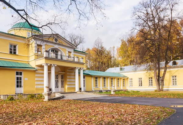 Il vecchio palazzo nel parco in autunno — Foto Stock