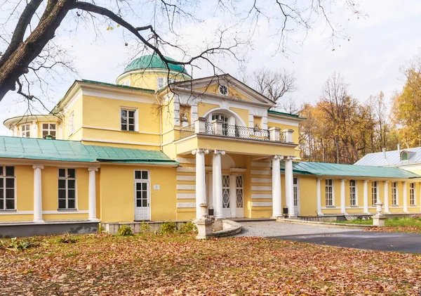 Il vecchio palazzo nel parco in autunno — Foto Stock