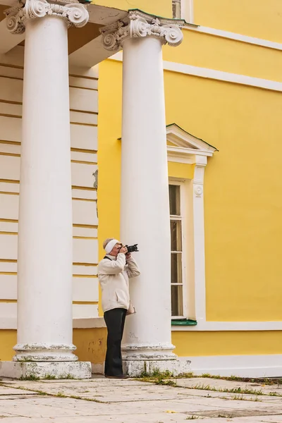 Mujer tomando fotos en la naturaleza cerca de la antigua mansión —  Fotos de Stock