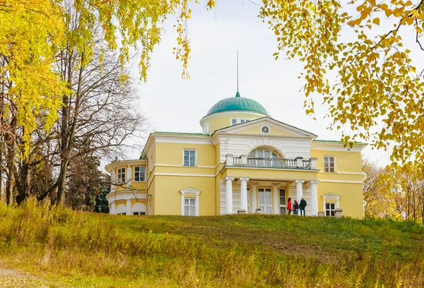 Die alte Villa im Park im Herbst — Stockfoto