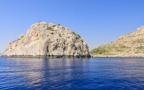 Skalisty brzeg. Wyspa Rodos. Grecja — Zdjęcie stockowe