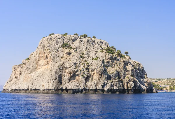 岩の多い海岸。ロードス島。ギリシャ — ストック写真