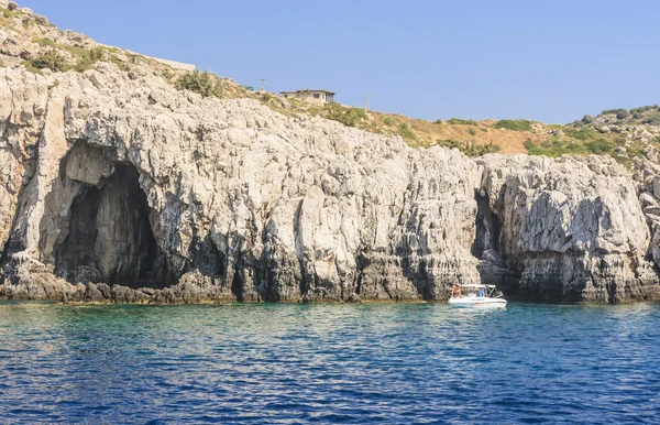 Skalisty brzeg. Wyspa Rodos. Grecja — Zdjęcie stockowe