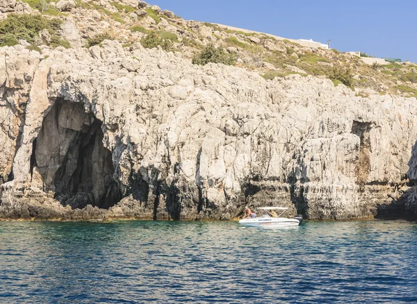 Skalisty brzeg. Wyspa Rodos. Grecja — Zdjęcie stockowe