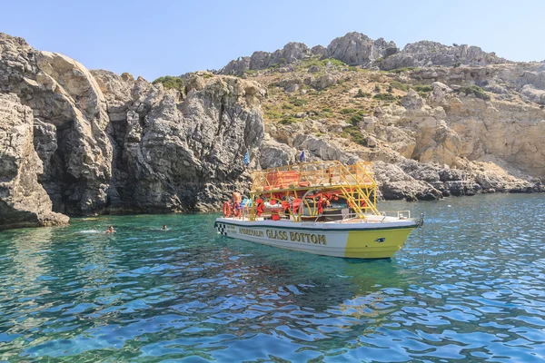 Sulla riva rocciosa. Isola di Rodi. Grecia — Foto Stock