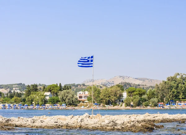 岛上的希腊国旗。罗德斯岛度假胜地。罗得斯岛. — 图库照片