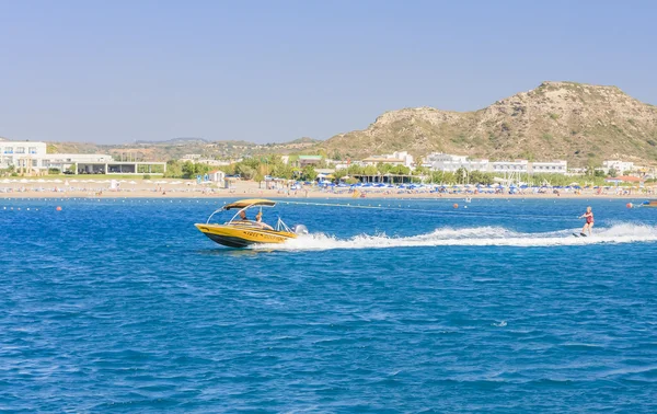 Férias no mar. O resort de Faliraki. Ilha de Rhodes. Grécia — Fotografia de Stock