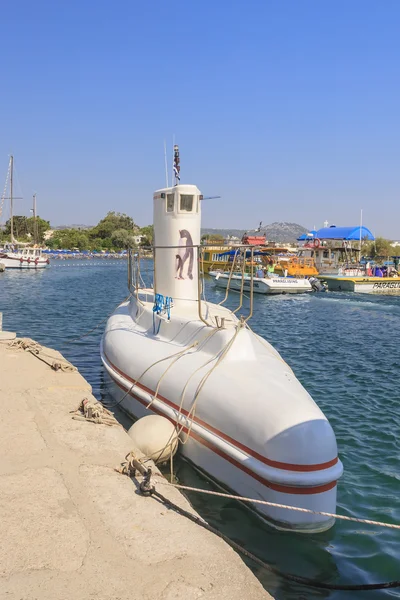 Tourist walking submarine waterfront resort of Faliraki. Rhodes — Stock Photo, Image