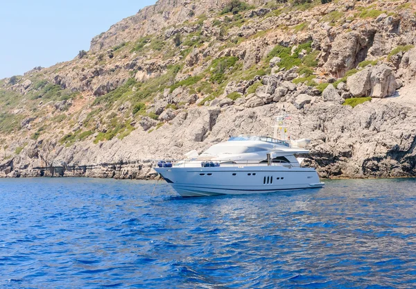 Jacht na skalistym brzegu wyspy Rodos. Grecja — Zdjęcie stockowe