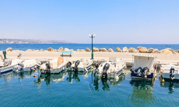 Berth i Medelhavet turistorten Faliraki. Rhodos. Grekland — Stockfoto