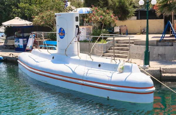 Turystyczne zwiedzanie okręt podwodny nabrzeżu miejscowości Faliraki. Rhodes — Zdjęcie stockowe