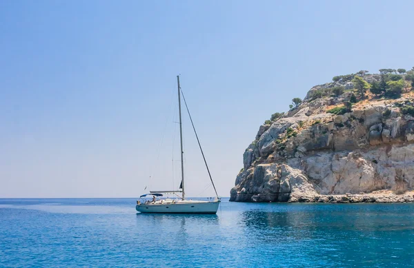 Yacht i det blå havet. Rhodos. Grekland — Stockfoto