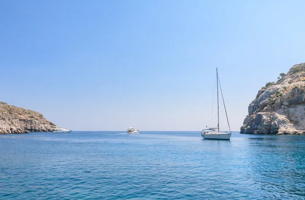 Yacht i det blå havet. Rhodos. Grekland — Stockfoto