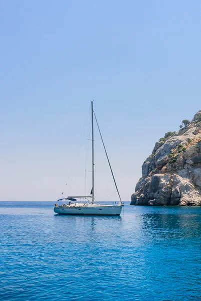 Faliraki Akdeniz beldesinde yatak. Rodos Adası. Yunanistan — Stok fotoğraf