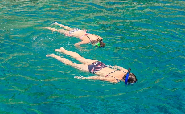 Snorkling. Flickor som simmar i havet med masker — Stockfoto