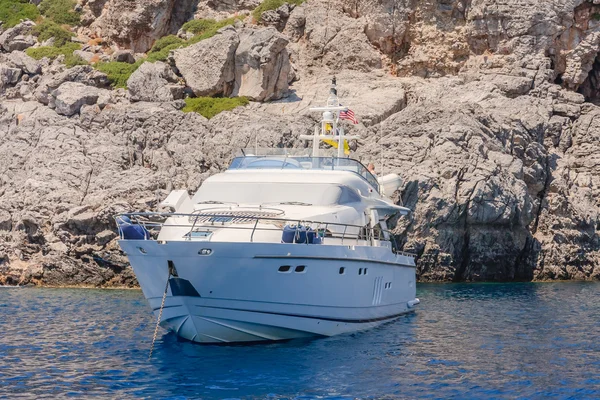 Persoons in de mediterrane badplaats Faliraki. Rhodos eiland. Griekenland — Stockfoto