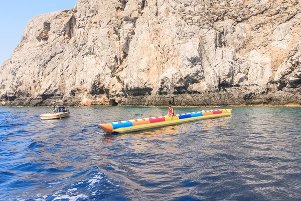 海でのエンターテイメント: バナナ。ロードス島。ギリシャ — ストック写真