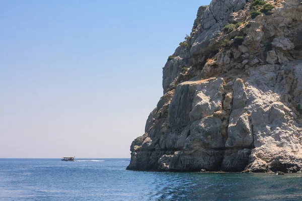 Jachta v modrém moři. Ostrov Rhodos. Řecko — Stock fotografie