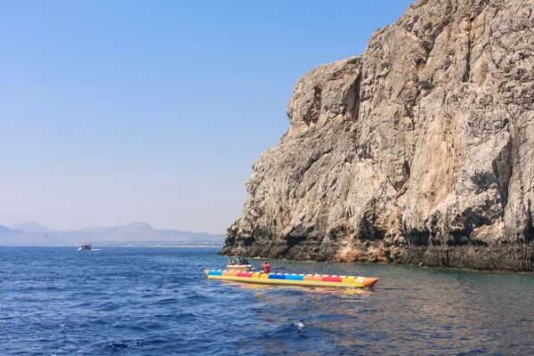 Jacht na niebieskim morzu. Wyspa Rodos. Grecja — Zdjęcie stockowe