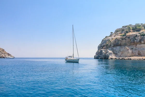 Yacht i det blå havet. Rhodos. Grekland — Stockfoto