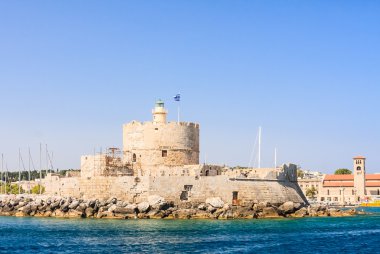 Mandraki port yılında deniz feneri ile eski kale. Rhodes Isl