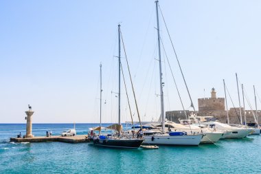 Antik heykeli bir geyik ve bağlantı noktası o ortaçağ bir deniz feneri