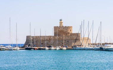 O arka plan üzerinde Mandraki port yelkenli yat