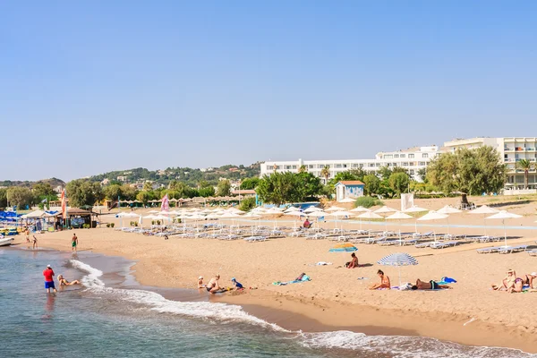 Férias no mar. O resort de Faliraki. Ilha de Rhodes. Grécia — Fotografia de Stock