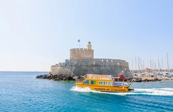 Стара фортеця з маяка в порту гавані Мандраки. Острів Родос. Греція — стокове фото