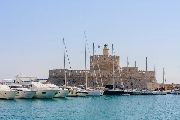 O arka plan üzerinde Mandraki port yelkenli yat — Stok fotoğraf