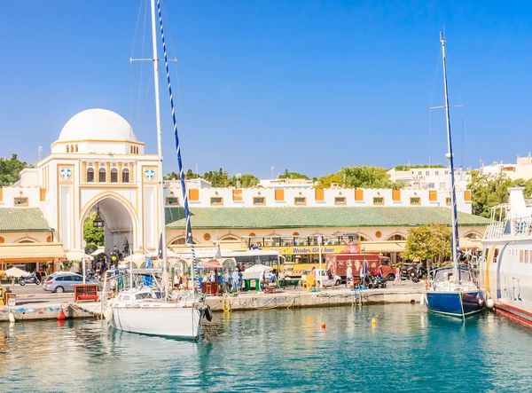Mandraki-Hafen und neuer Markt (nea agora). Rhodos-Insel. Griechenland — Stockfoto