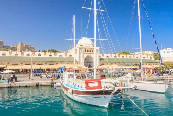 Puerto Mandraki y Nuevo Mercado (Nea Agora). La isla Rhodes. Países Bajos —  Fotos de Stock