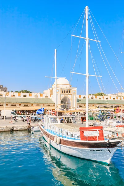 Mandraki-Hafen und neuer Markt (nea agora). Rhodos-Insel. Griechenland — Stockfoto