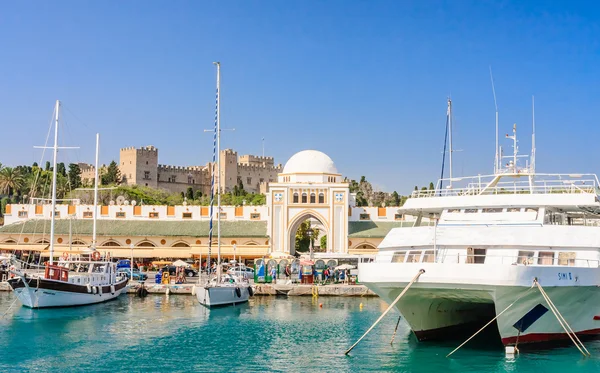 Puerto Mandraki y Nuevo Mercado (Nea Agora). La isla Rhodes. Países Bajos —  Fotos de Stock