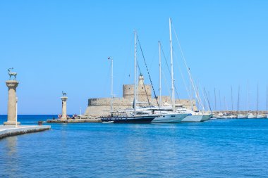 Antik heykeli bir geyik ve bağlantı noktası o ortaçağ bir deniz feneri