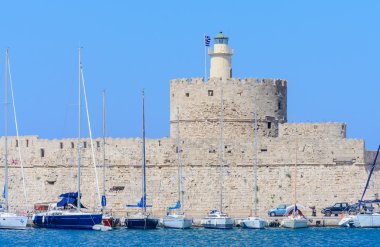 O arka plan üzerinde Mandraki port yelkenli yat