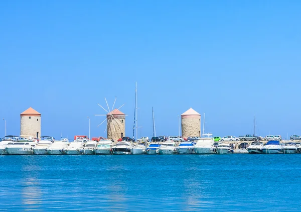 Uitzicht op de haven en de windmolens op het eiland Rhodos, Gree — Stockfoto