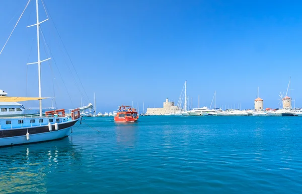 Rhodos Mandraki port. Ostrov Rhodos. Řecko — Stock fotografie