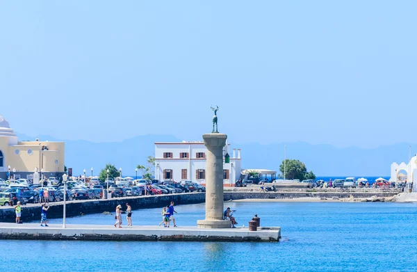 Mandraki Rhodes limanının girişinde bir geyik heykeli olan sütun. Rhodes Adası. Yunanistan — Stok fotoğraf